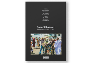 Couverture arrière du livre Fragments I 2003-2023 de Soeuf Elbadawi, comprenant un résumé introspectif et un portrait de l'auteur, explorant la quête d'identité et de dynamisme culturel.