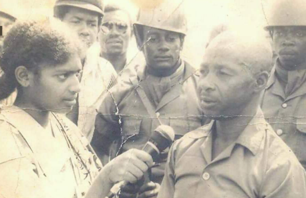 La jeune journaliste et voix de la révolution comorienne (à la radio nationale) interrogeant Sule Bwana MdraMngu, quelques minutes avant son exécution